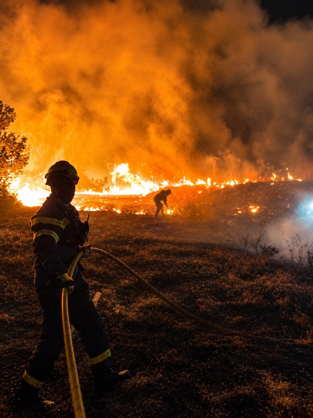 Apoyo en incendio forestal nocturno