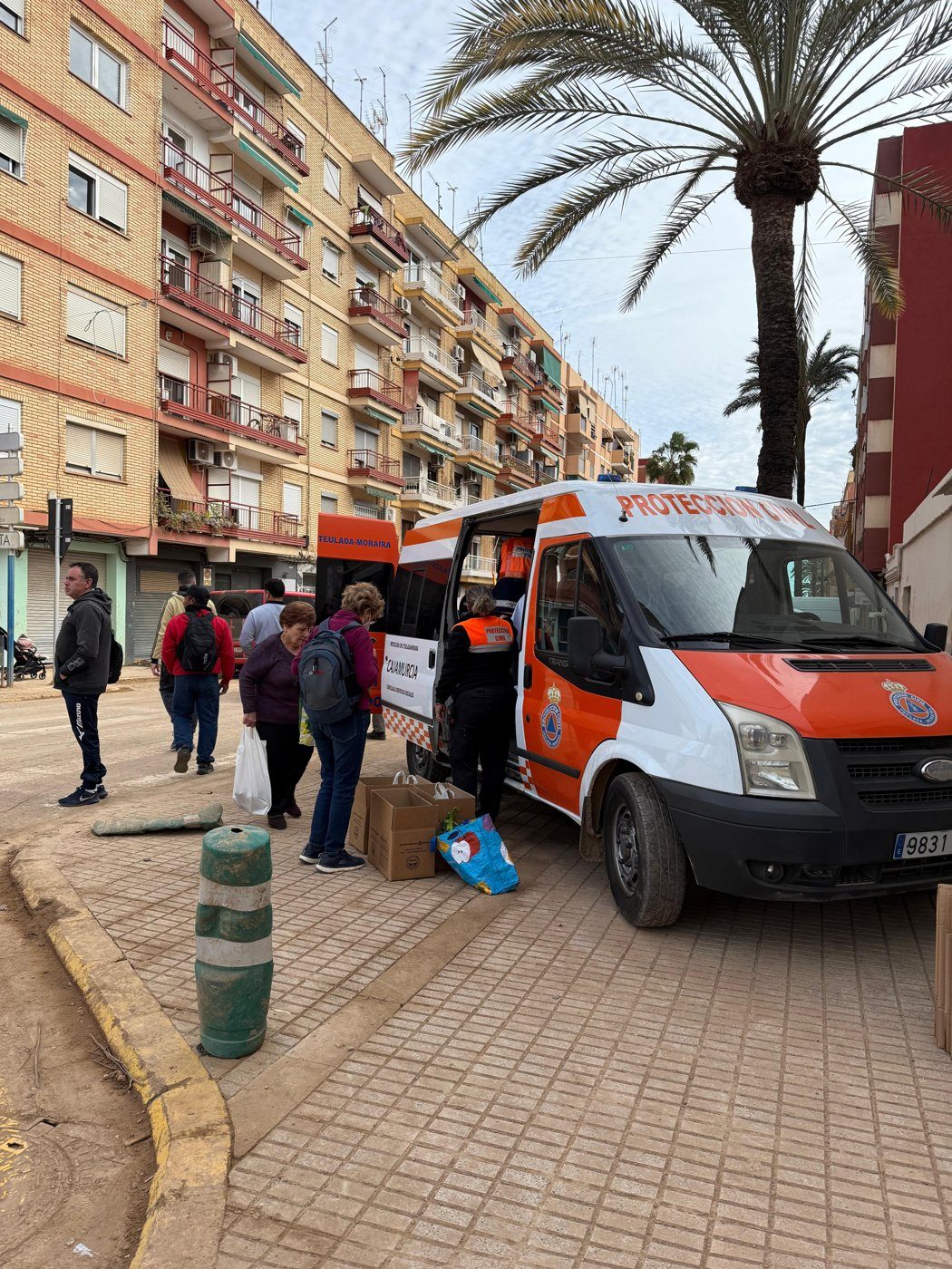 Voluntarios de Protección Civil Teulada-Moraira repartiendo ayuda a los afectados por la DANA en Valencia
