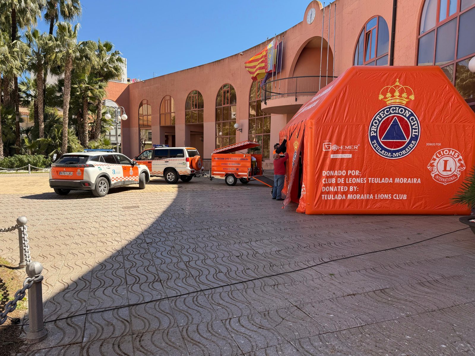 Montaje de carpa de operativos frente al ayuntamiento