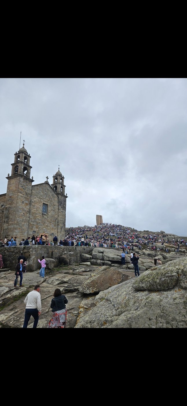 Multitud reunida en la Romería da Virxe da Barca en Muxía, Galicia