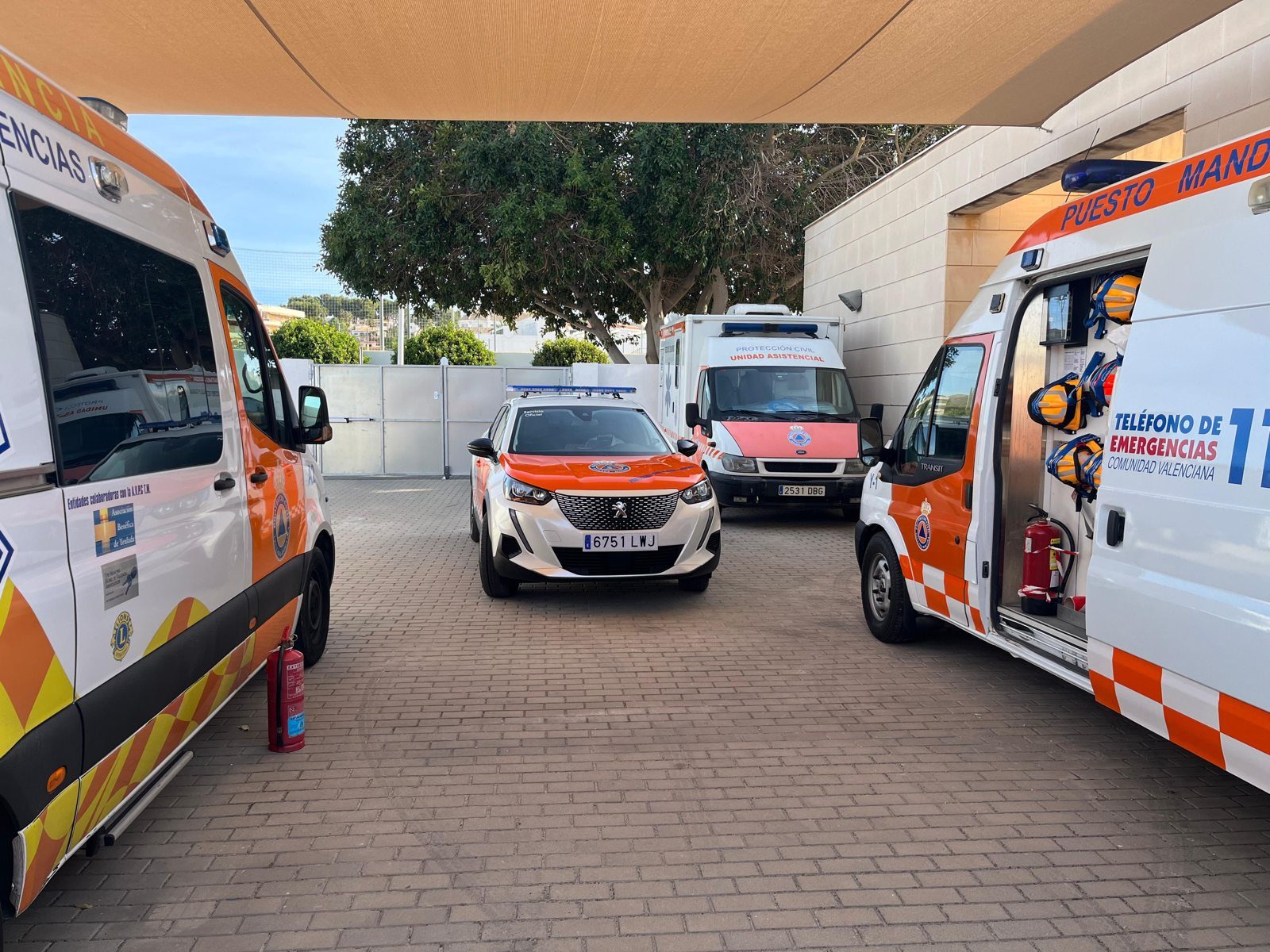 Vehículos y unidades de Protección Civil Teulada-Moraira en la base operativa